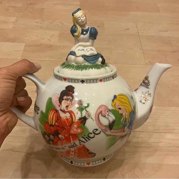 Paul Cardew Alice in Wonderland 150th Anniversary Edition Teapot w/ Alice Lid - Picture 3 of 10